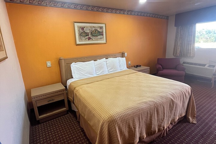 Room 5 of 9
