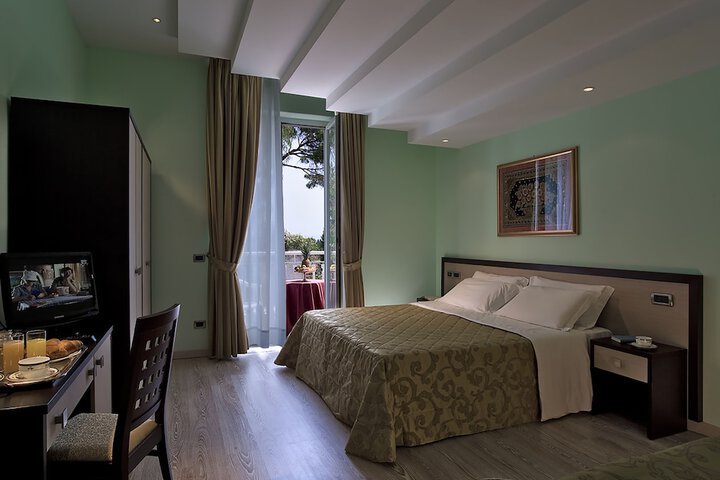 Room 2 of 32