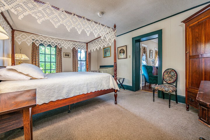 1 Queen Bed (3 of 35)