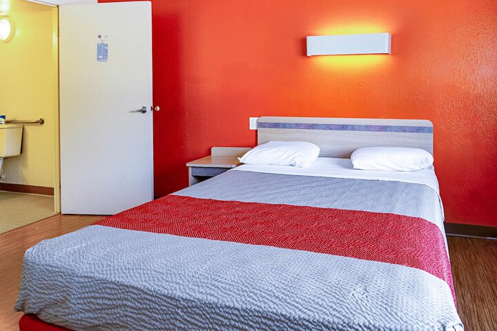 1 Queen Bed (7 of 9)