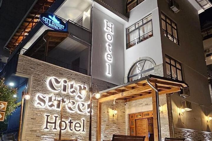 City Street Hotel in Gjirokastër