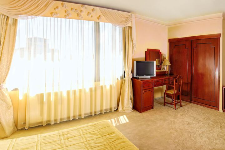 Room 4 of 97