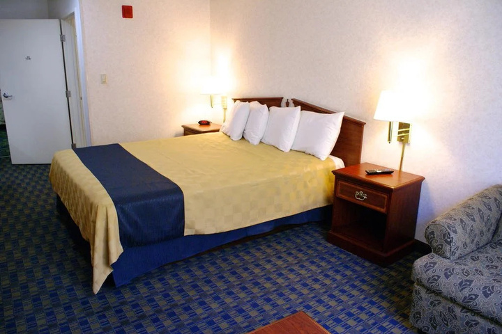 Room 6 of 12