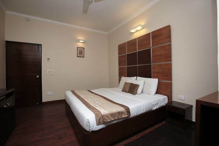 Room 9 of 30