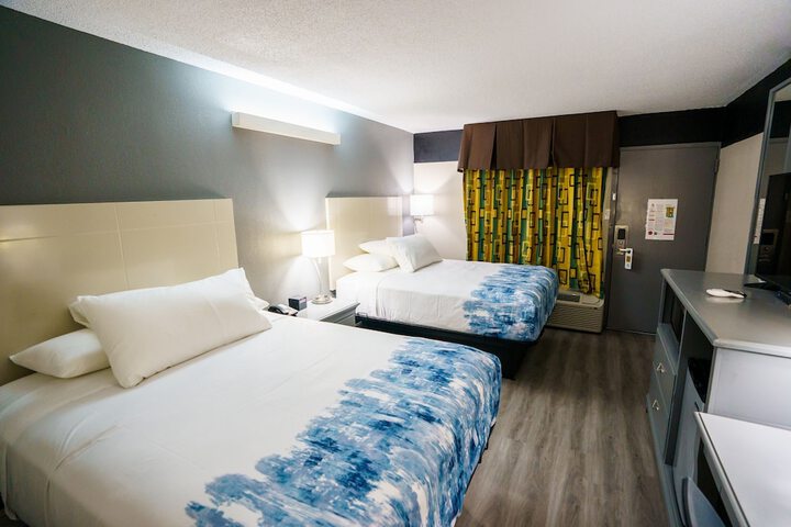2 Queen Beds Work Desk Work Space Microwave and Refrigerator, Coffee and Tea Maker Full Breakfast (9 of 23)