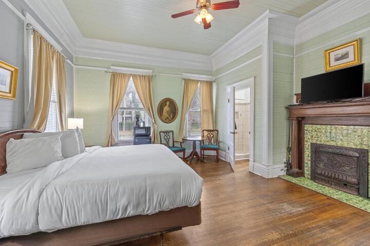 1 King Bed (4 of 8)
