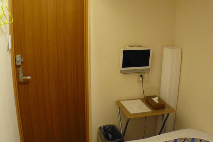 Room 11 of 25