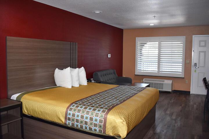1 King Bed (2 of 10)