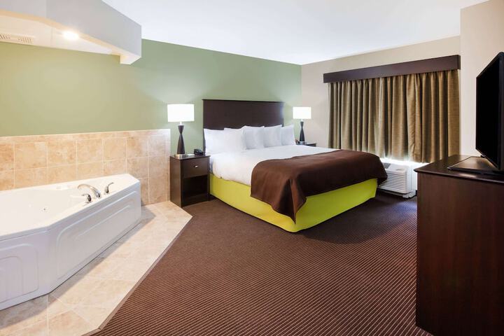 1 King Bed (5 of 10)