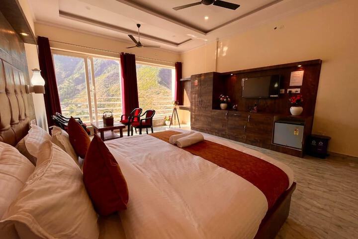 Room 6 of 16
