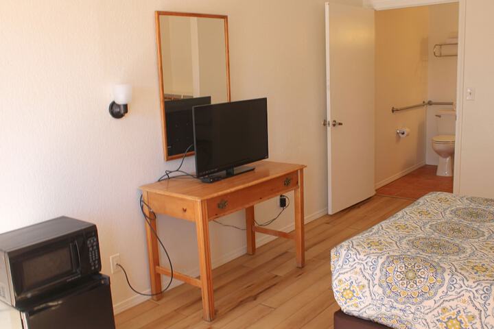 1 Queen Bed (4 of 24)