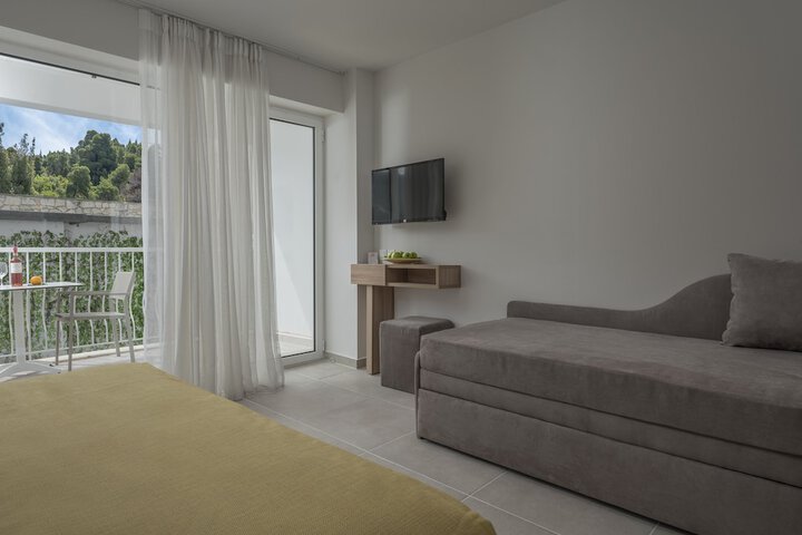 Room 42 of 221