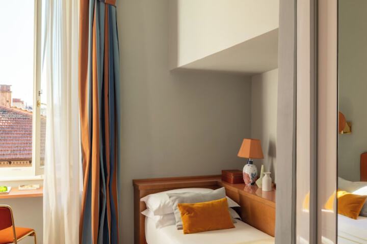 Room 48 of 77