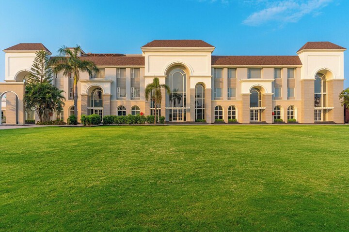 Hotel Exterior 55 of 61