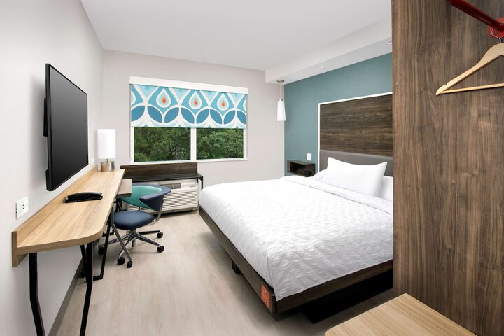 1 King Bed (10 of 10)