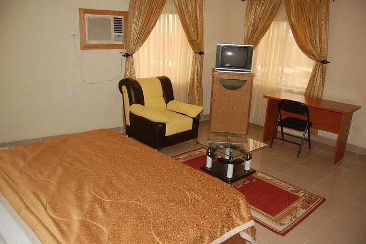 Room 6 of 13