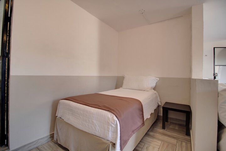Room 28 of 83