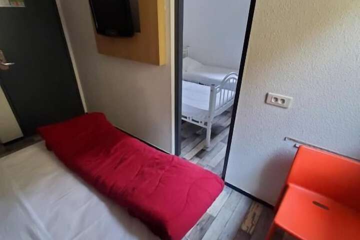 Room 11 of 18