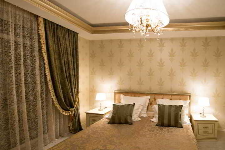 Room 6 of 8