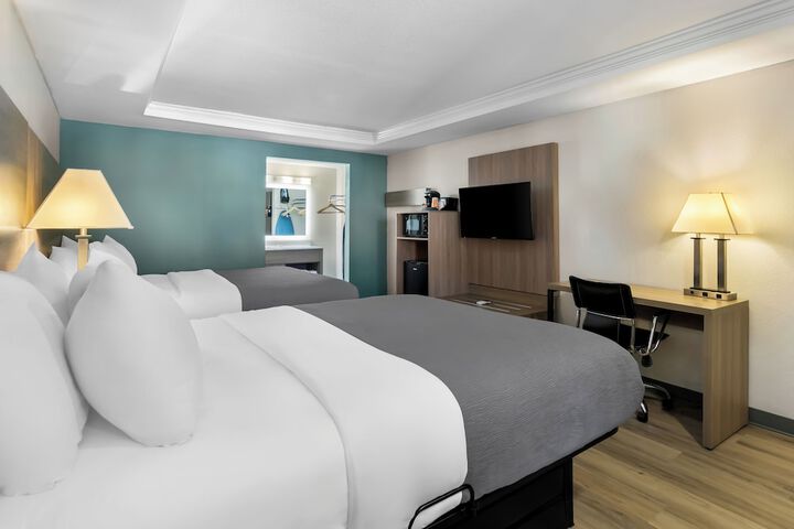 2 Queen Beds (2 of 5)