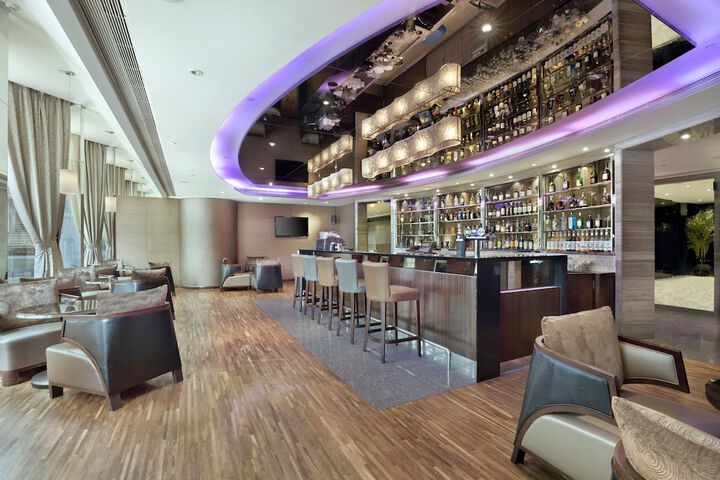 Lounge 22 of 30