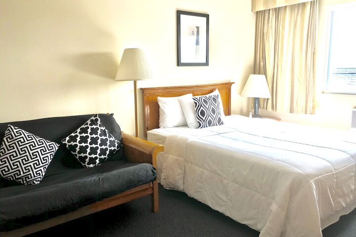 Value Room 1 Queen Bed (3 of 26)