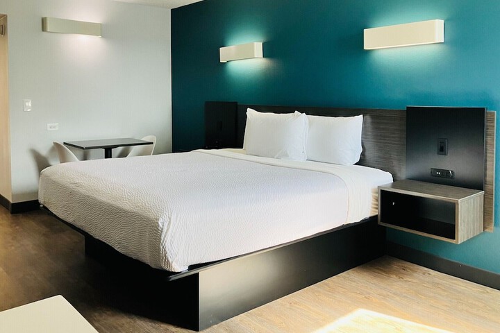 Room 11 of 32