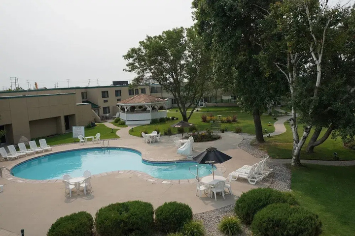 Pool 15 of 35