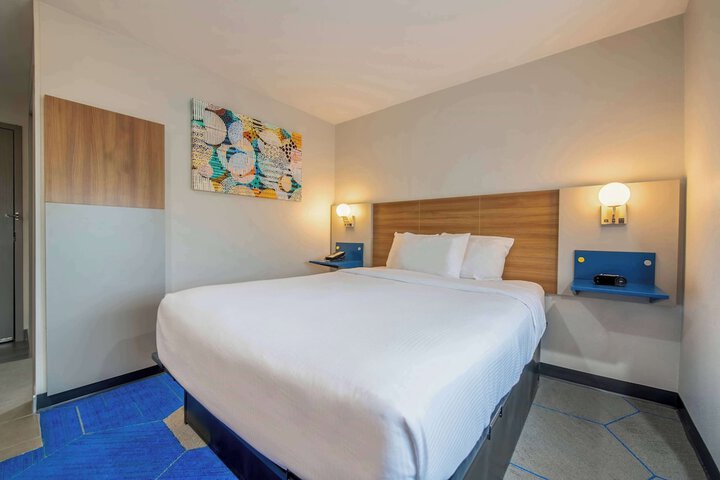 1 Queen Bed (13 of 14)