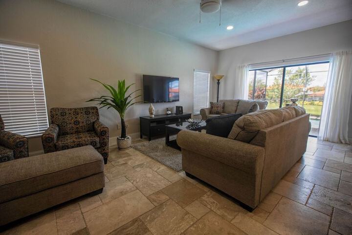 Lounge 40 of 50
