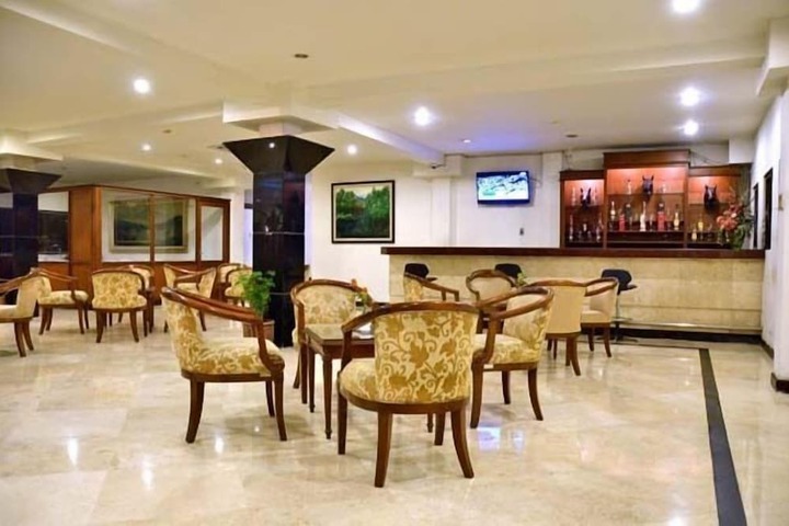 Lounge 29 of 44