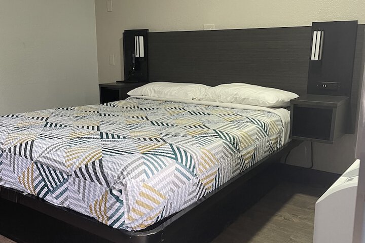 1 Queen Bed (6 of 21)