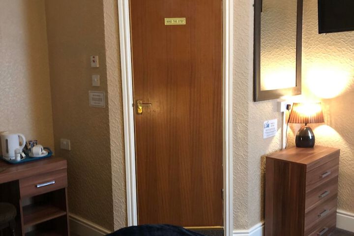Room 16 of 30