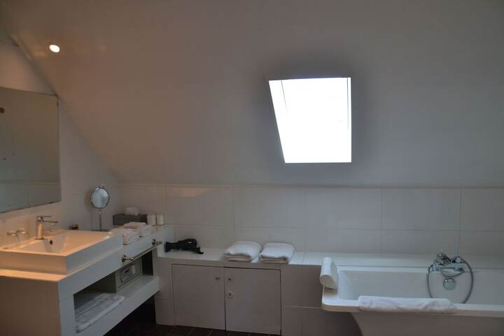 Room 27 of 34