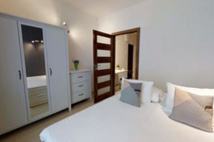 Room 9 of 38