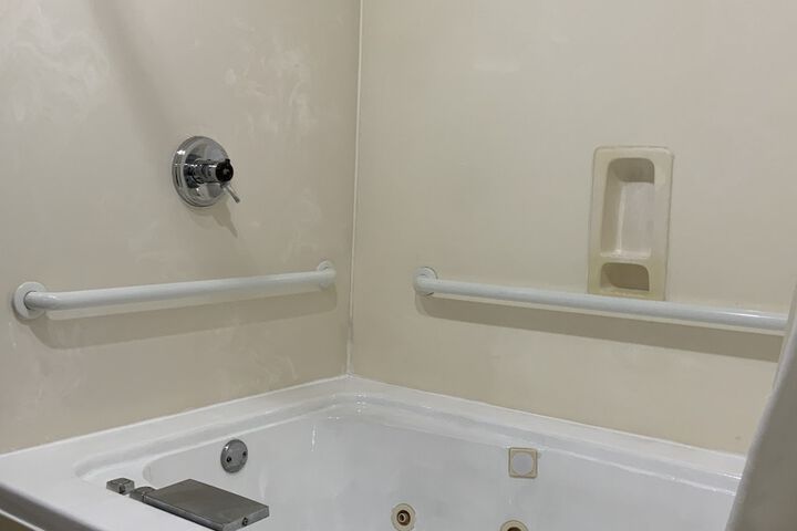 1 King Bed Business Room Efficiency Accessible Upgrade (8 of 8)