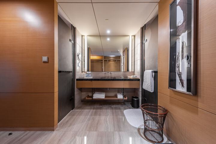 Room 27 of 43