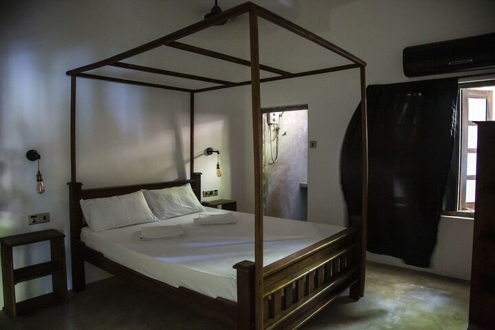 Room 9 of 33