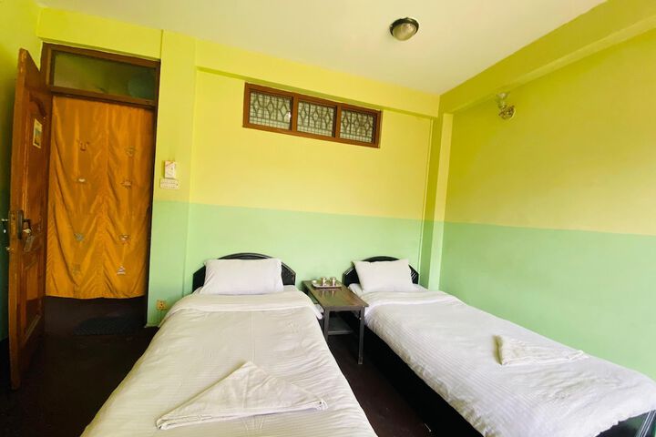 Room 10 of 28