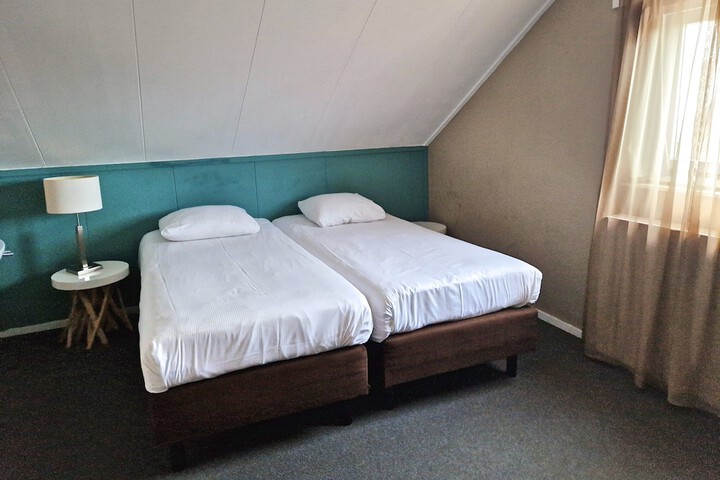 Room 13 of 37