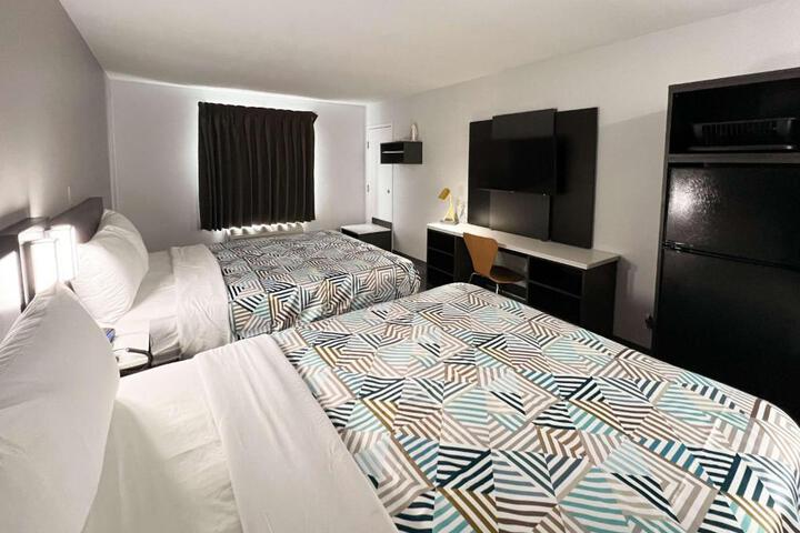 1 Queen Bed Kitchen (24 of 30)