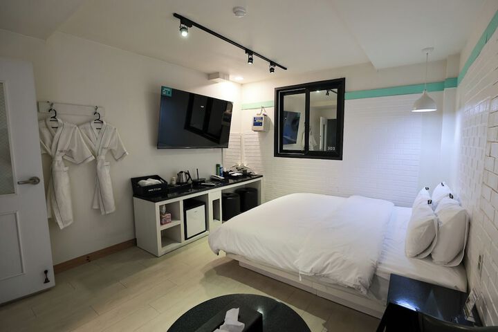 Room 13 of 93