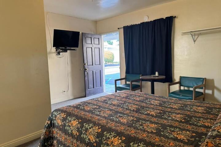 Room 7 of 10