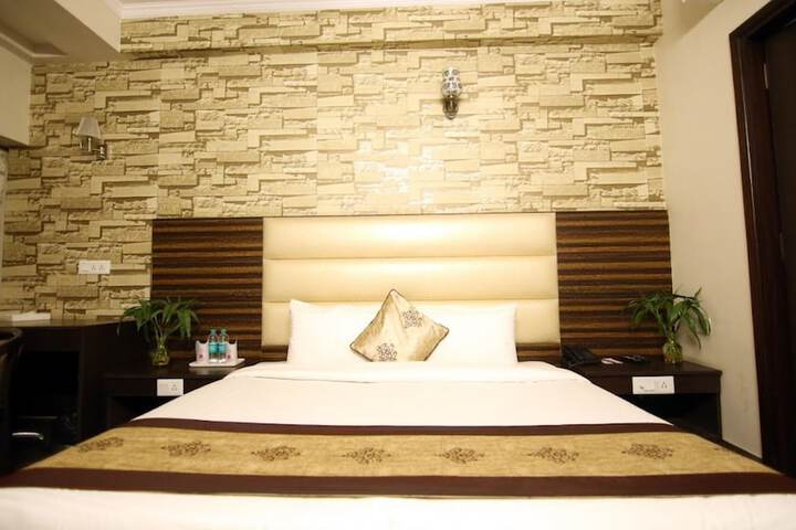 Room 4 of 16