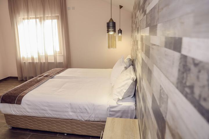 Room 9 of 196
