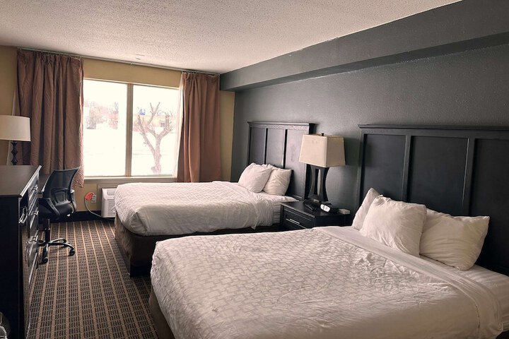 2 Queen Beds (7 of 8)