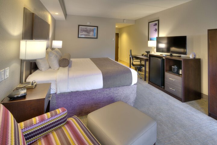 1 King Bed Refrigerator, Continental Breakfast (1 of 10)