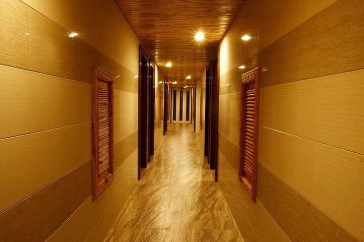 Ballroom/Hall 18 of 22