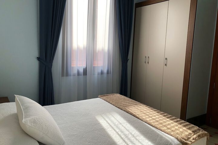 Room 12 of 103