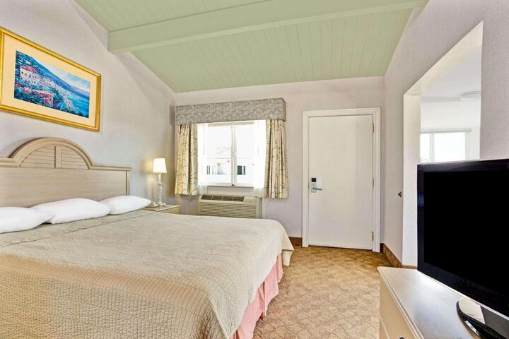 1 King Bed (4 of 15)